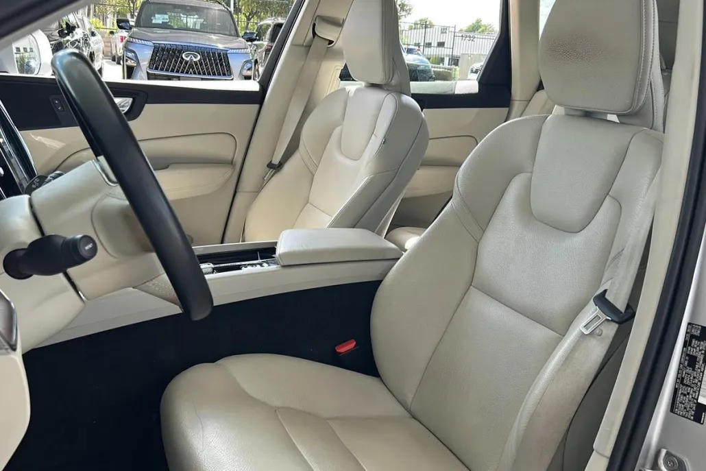 2021 Volvo XC60 Momentum photo 1