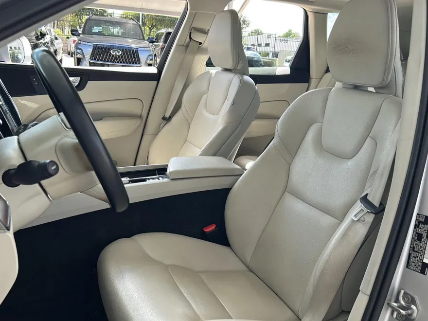 2021 Volvo XC60 Momentum photo 1