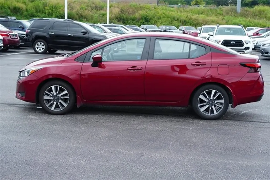 2023 Nissan Versa 1.6 SV photo 1