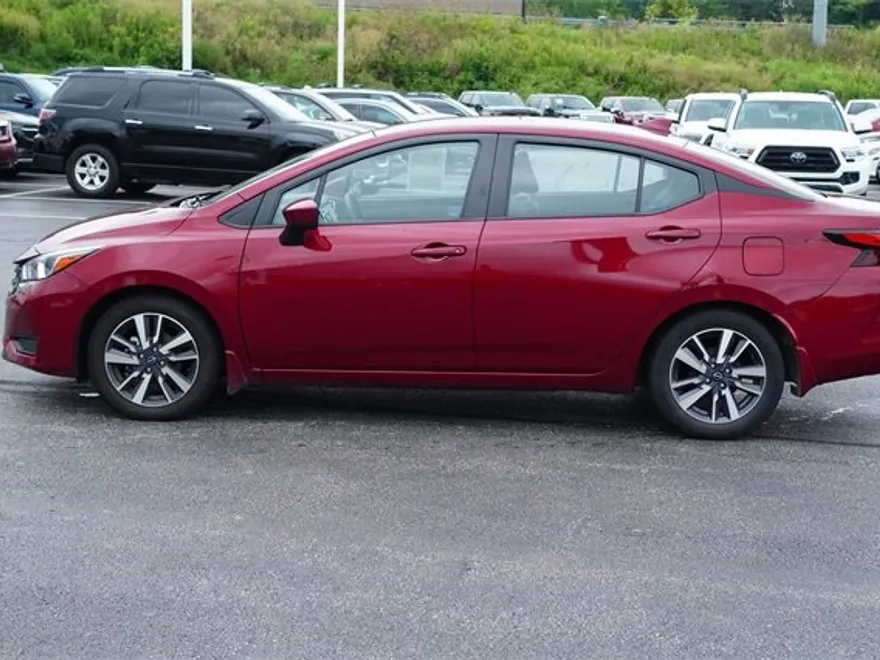 2023 Nissan Versa 1.6 SV photo 1
