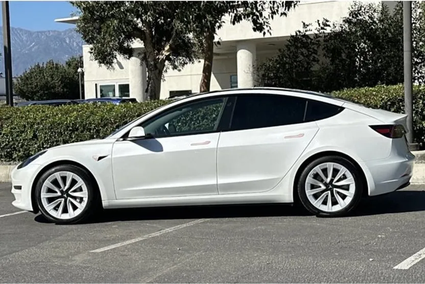 2021 Tesla Model 3 Standard Range Plus photo 1