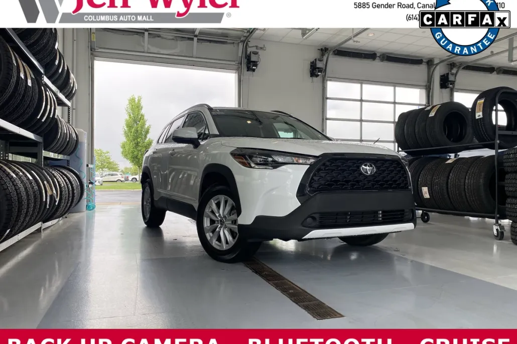 2022 Toyota Corolla Cross LE photo 1