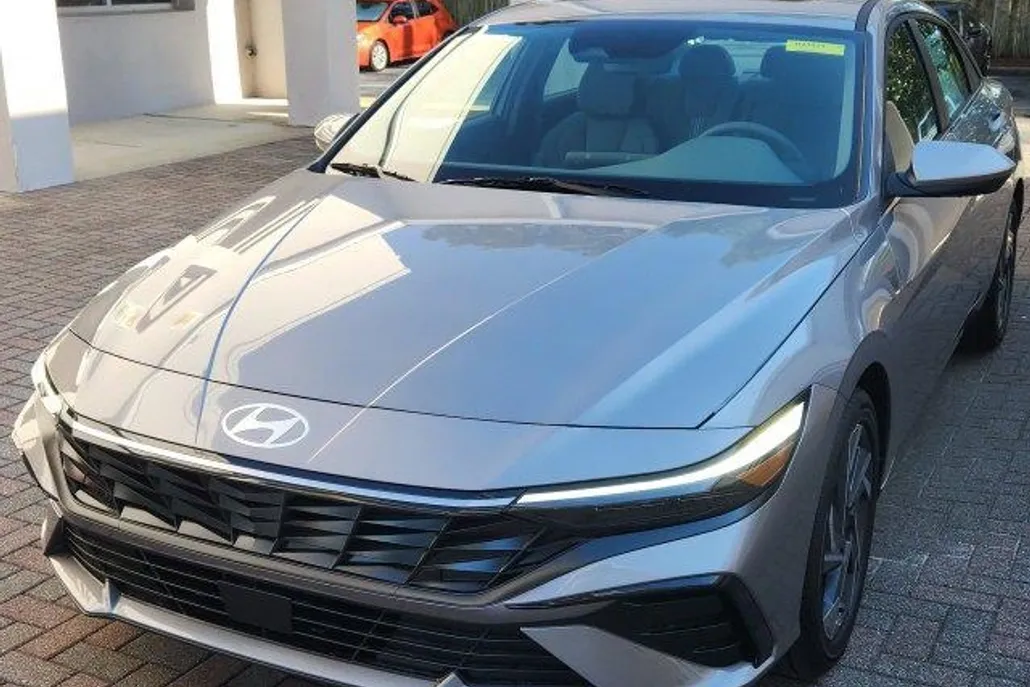 2025 Hyundai Elantra SEL Convenience photo 1