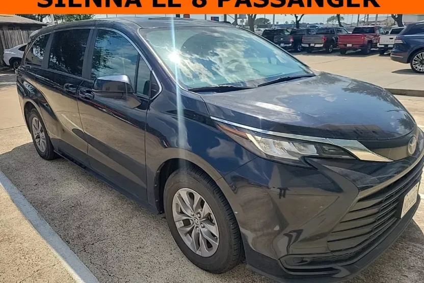 2023 Toyota Sienna LE photo 1