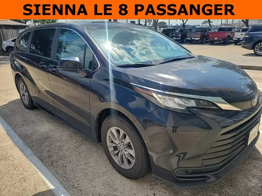 2023 Toyota Sienna LE photo 1