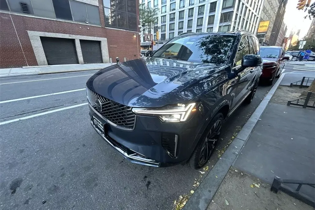 2025 Volvo XC90 B5 Plus photo 1
