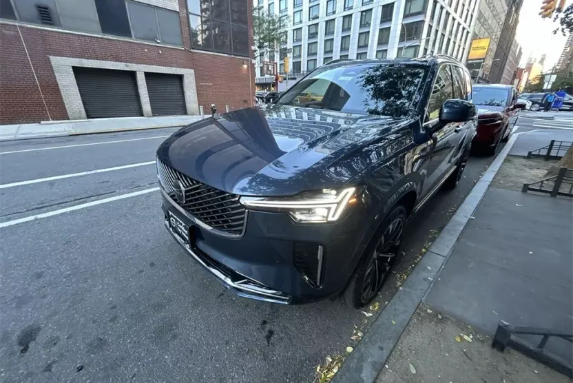 2025 Volvo XC90 B5 Plus photo 1