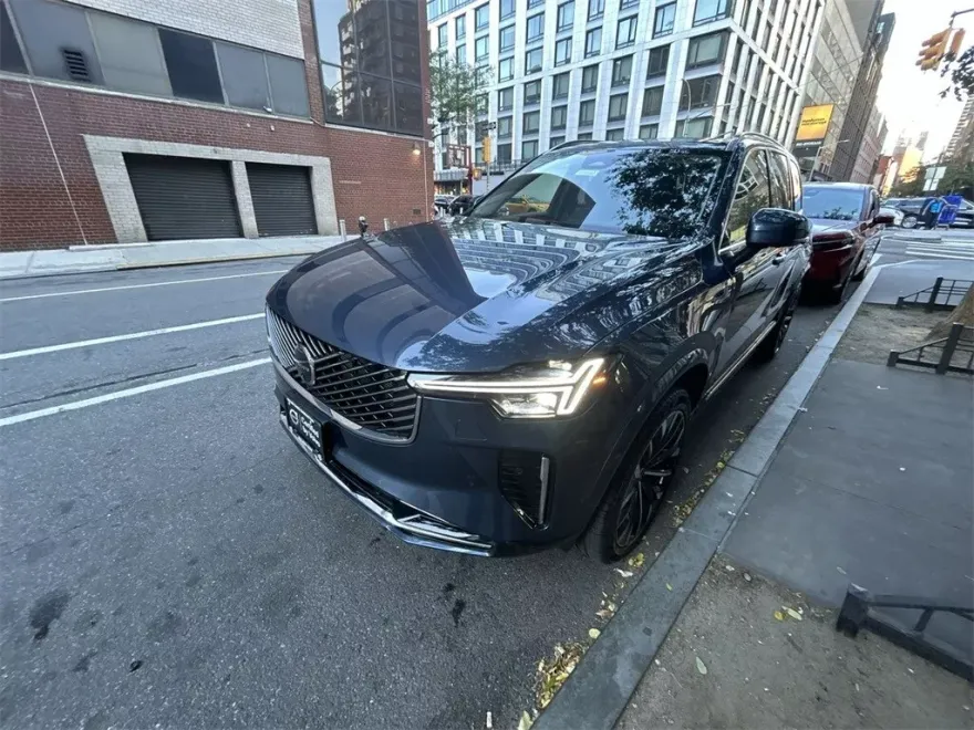 2025 Volvo XC90 B5 Plus photo 1