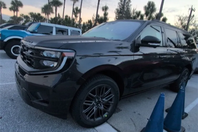 2025 Ford Expedition MAX Platinum photo 1