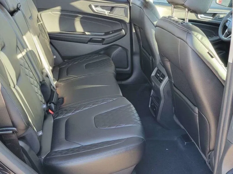 2024 Ford Edge Titanium photo 1