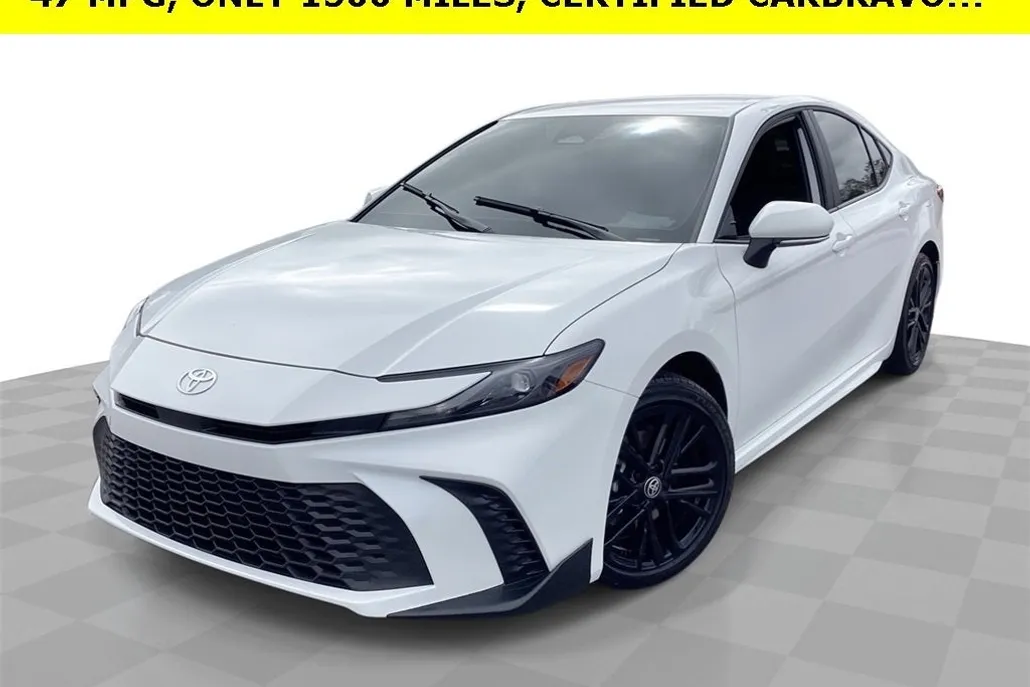 2025 Toyota Camry SE photo 1