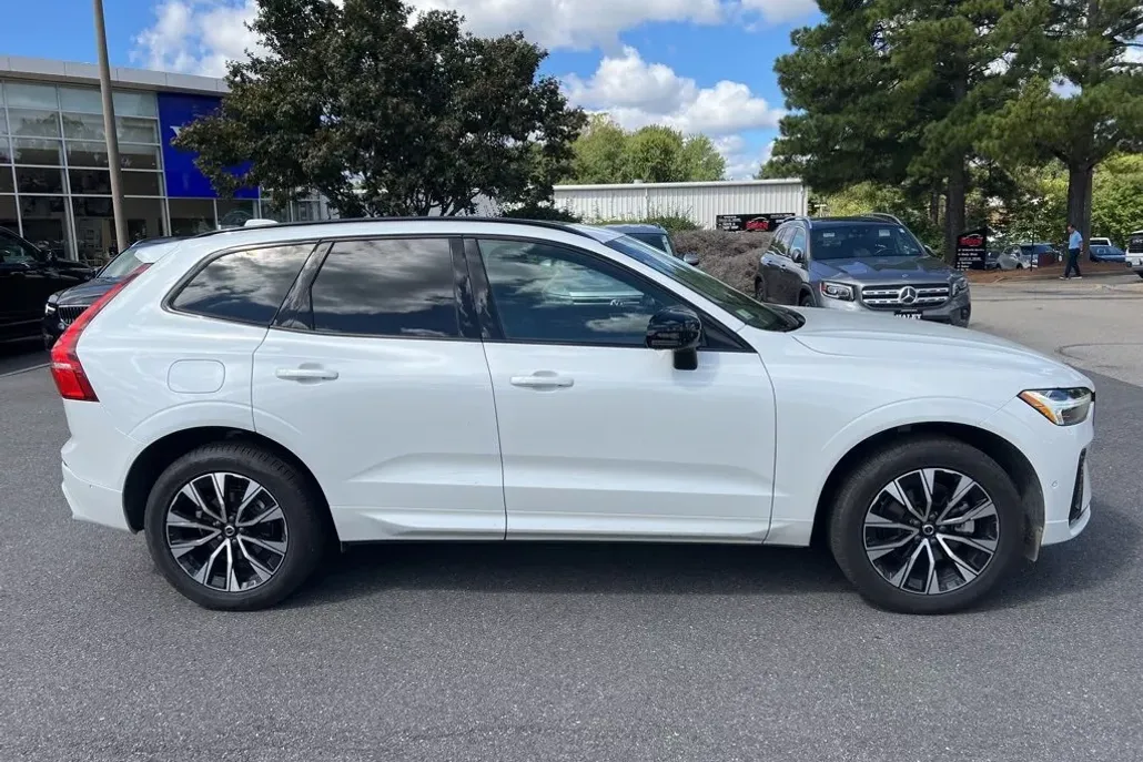 2025 Volvo XC60 B5 Plus photo 1