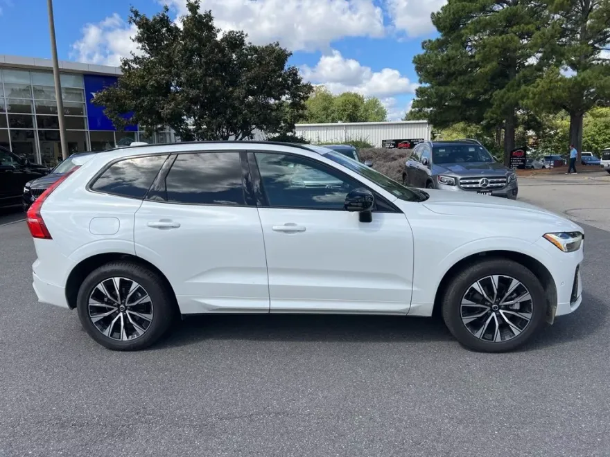 2025 Volvo XC60 B5 Plus photo 1
