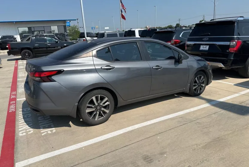 2021 Nissan Versa 1.6 SV photo 1