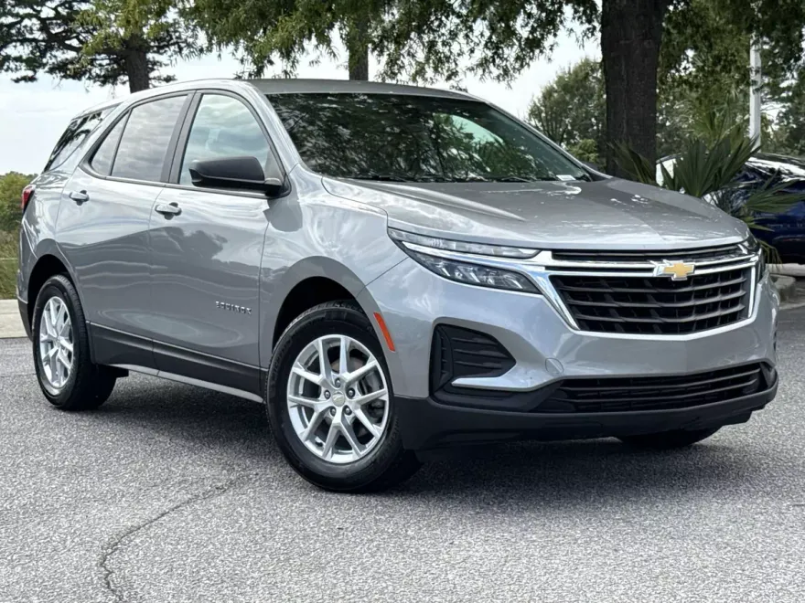 2023 Chevrolet Equinox LS photo 1