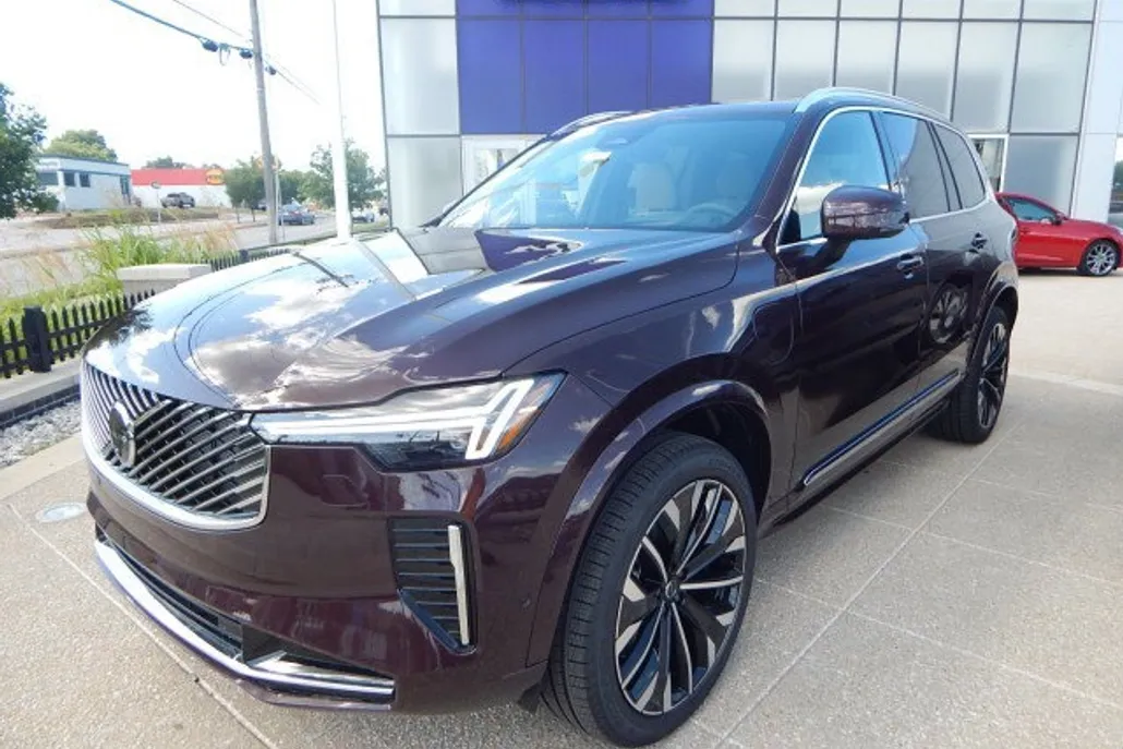 2026 Volvo XC90 T8 photo 1