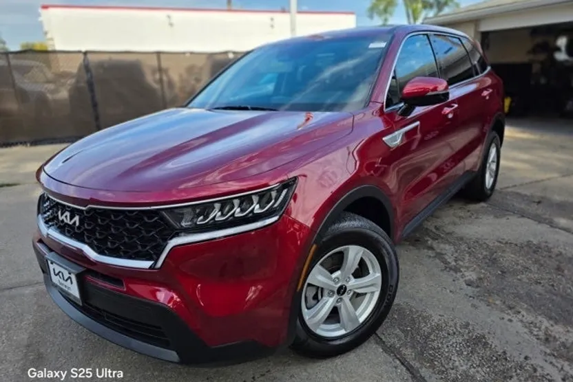2022 Kia Sorento LX photo 1