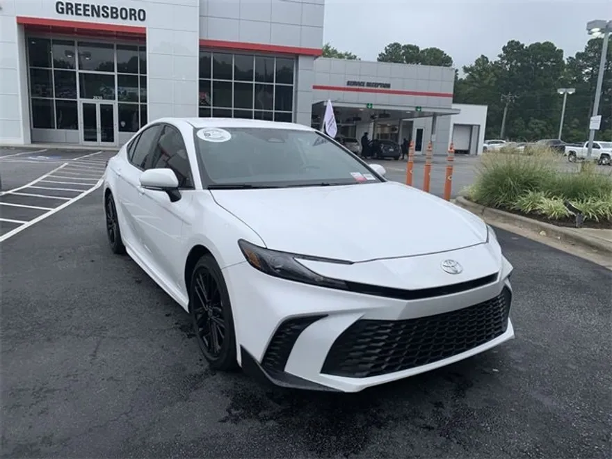 2025 Toyota Camry SE photo 1