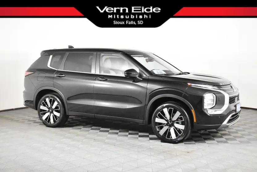 2025 Mitsubishi Outlander SE photo 1