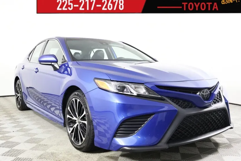 2020 Toyota Camry SE photo 1