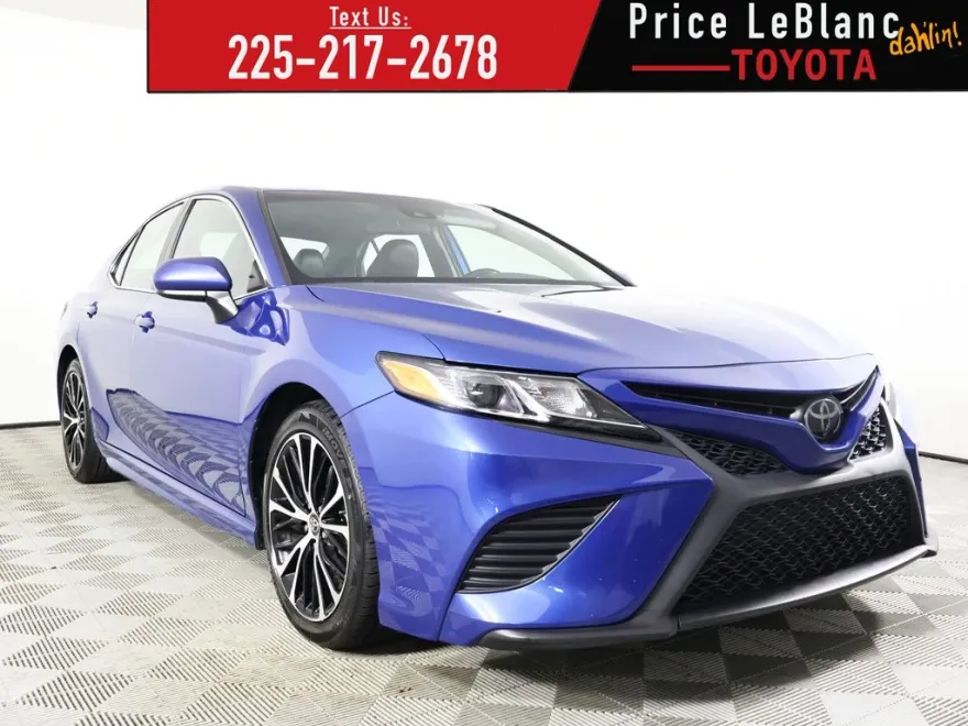 2020 Toyota Camry SE photo 1