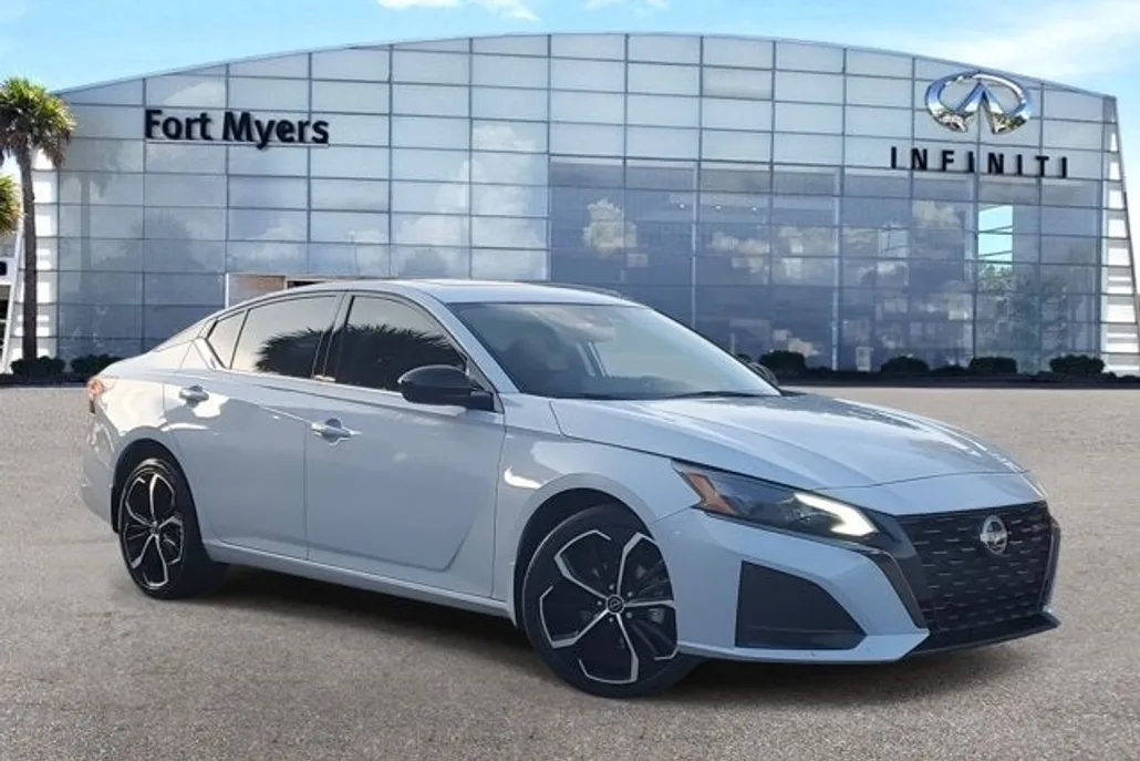 2023 Nissan Altima 2.5 SR photo 1