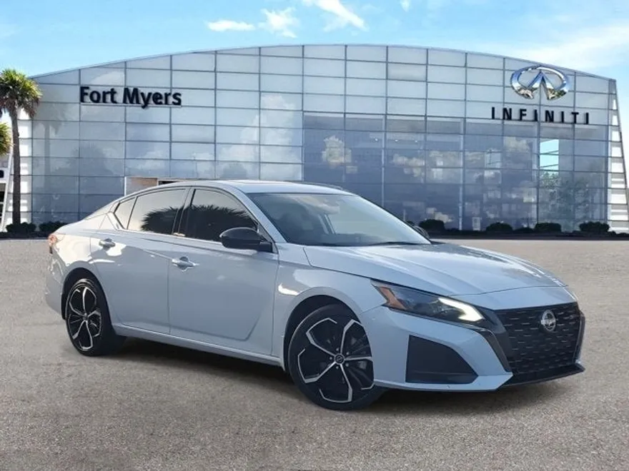2023 Nissan Altima 2.5 SR photo 1