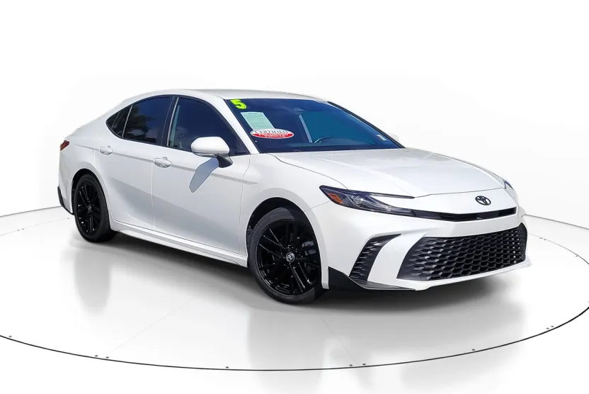 2025 Toyota Camry SE photo 1