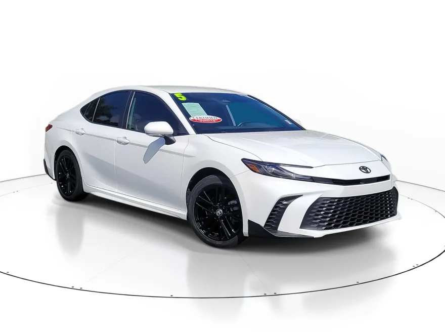 2025 Toyota Camry SE photo 1