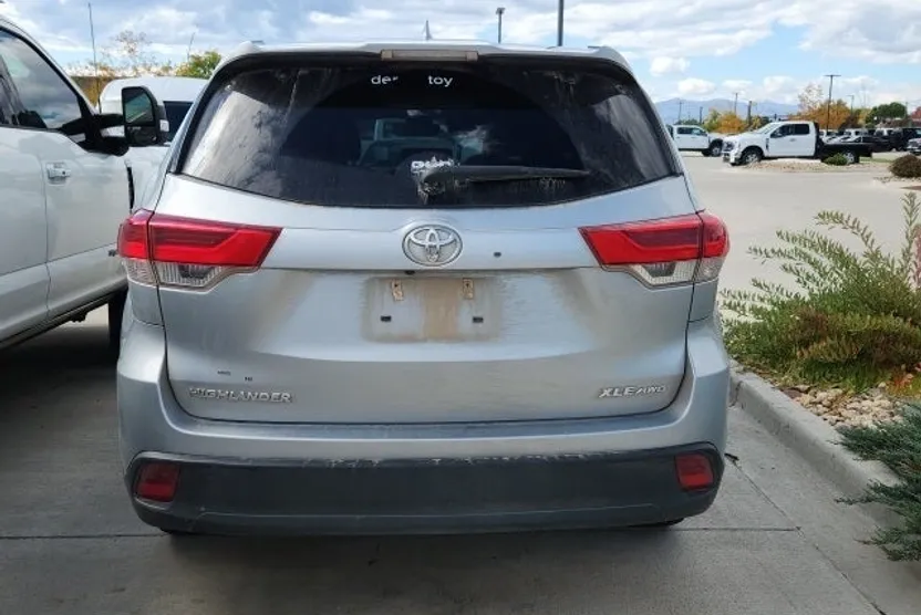 2019 Toyota Highlander XLE photo 1