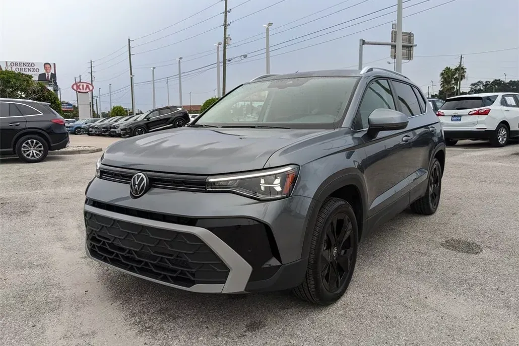 2025 Volkswagen Taos SE photo 1