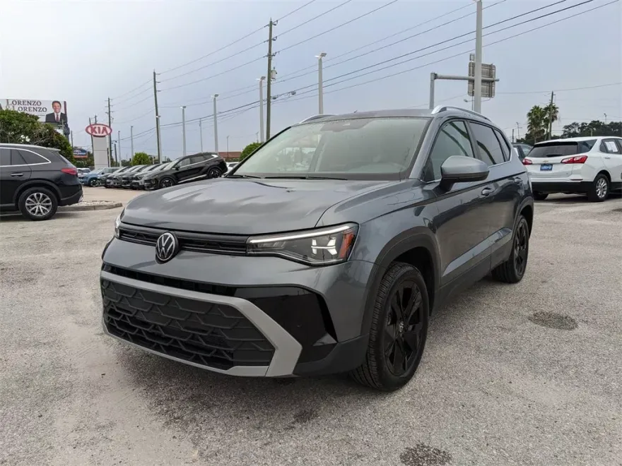 2025 Volkswagen Taos SE photo 1