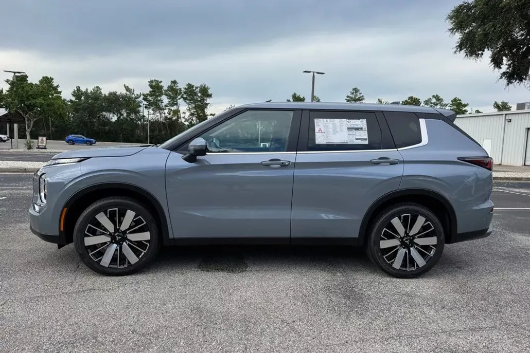 2025 Mitsubishi Outlander SE photo 1
