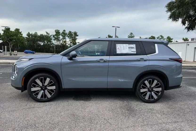 2025 Mitsubishi Outlander SE photo 1