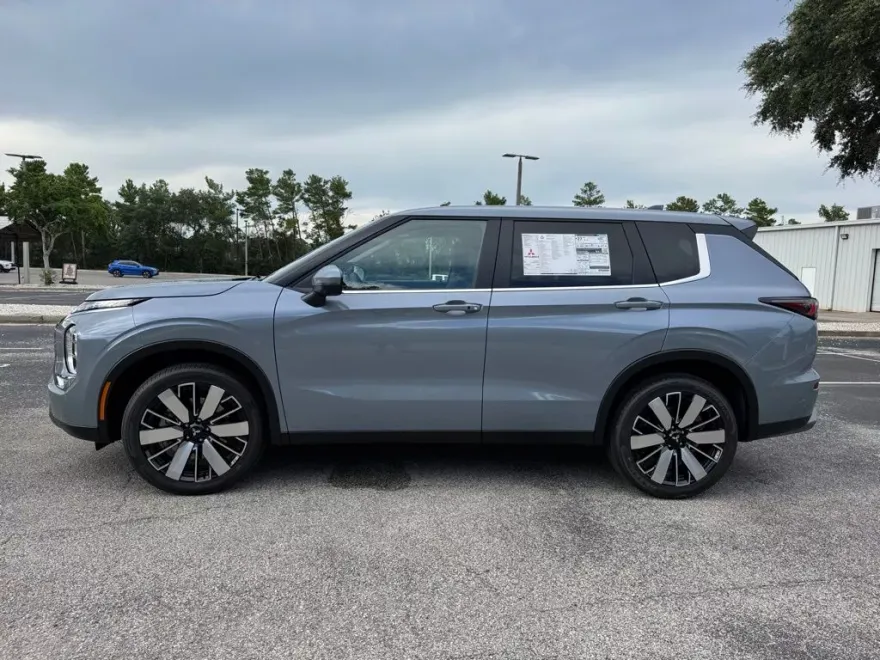 2025 Mitsubishi Outlander SE photo 1