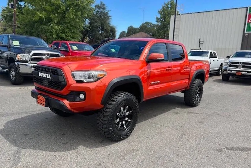 2017 Toyota Tacoma TRD Off-Road photo 1