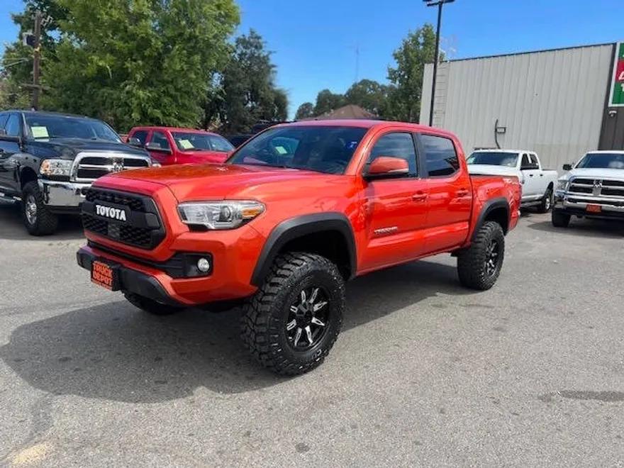 2017 Toyota Tacoma TRD Off-Road photo 1