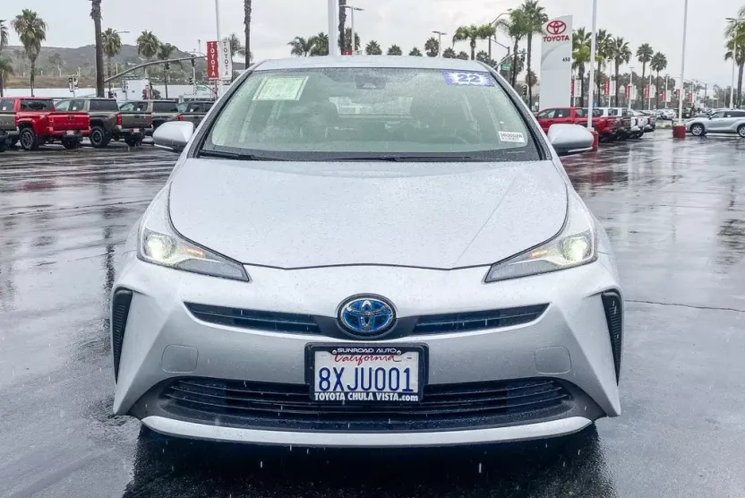 2022 Toyota Prius L photo 1