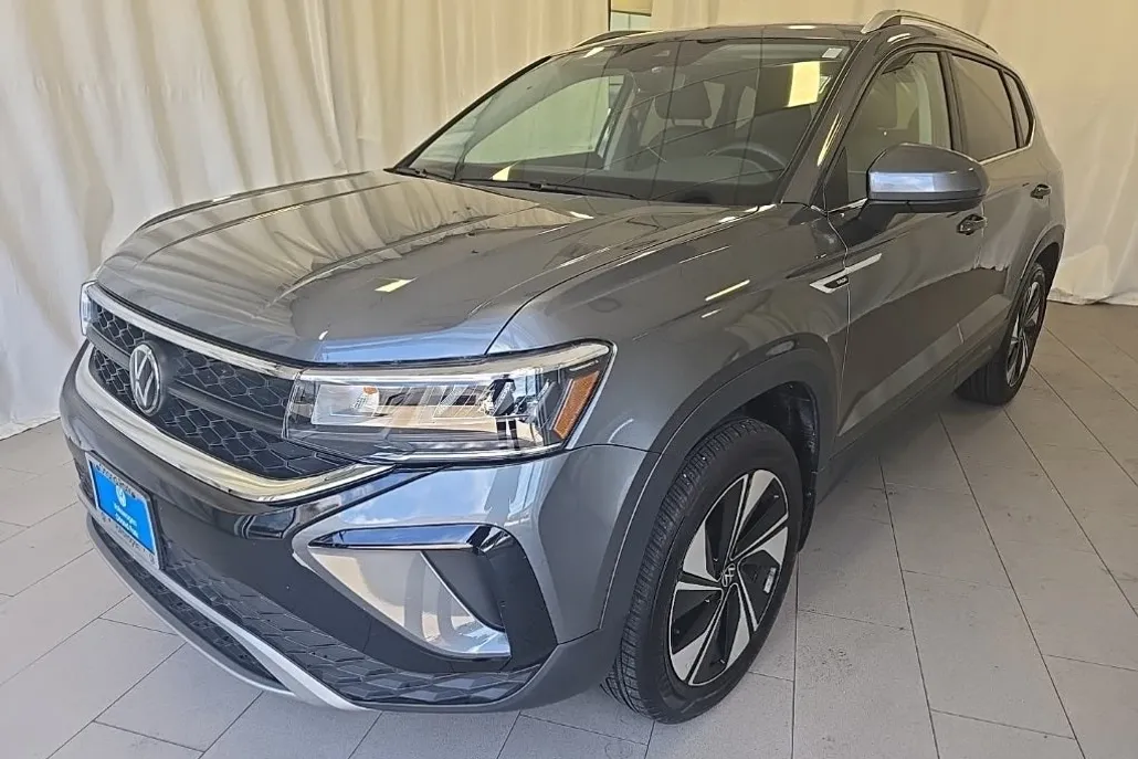 2024 Volkswagen Taos SE photo 1