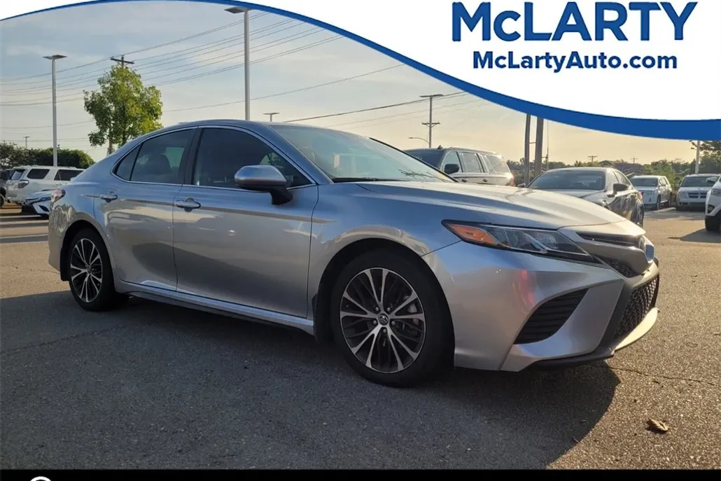 2020 Toyota Camry SE photo 1