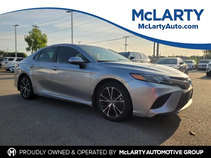 2020 Toyota Camry SE photo 1