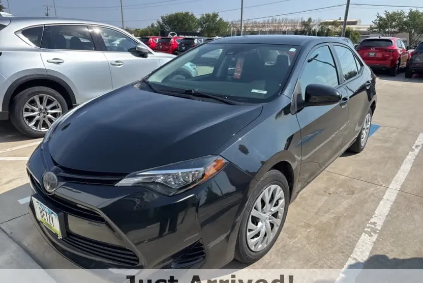 2017 Toyota Corolla LE photo 1