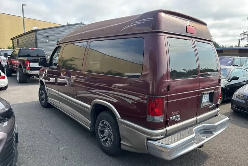 2011 Ford E-150 photo 1