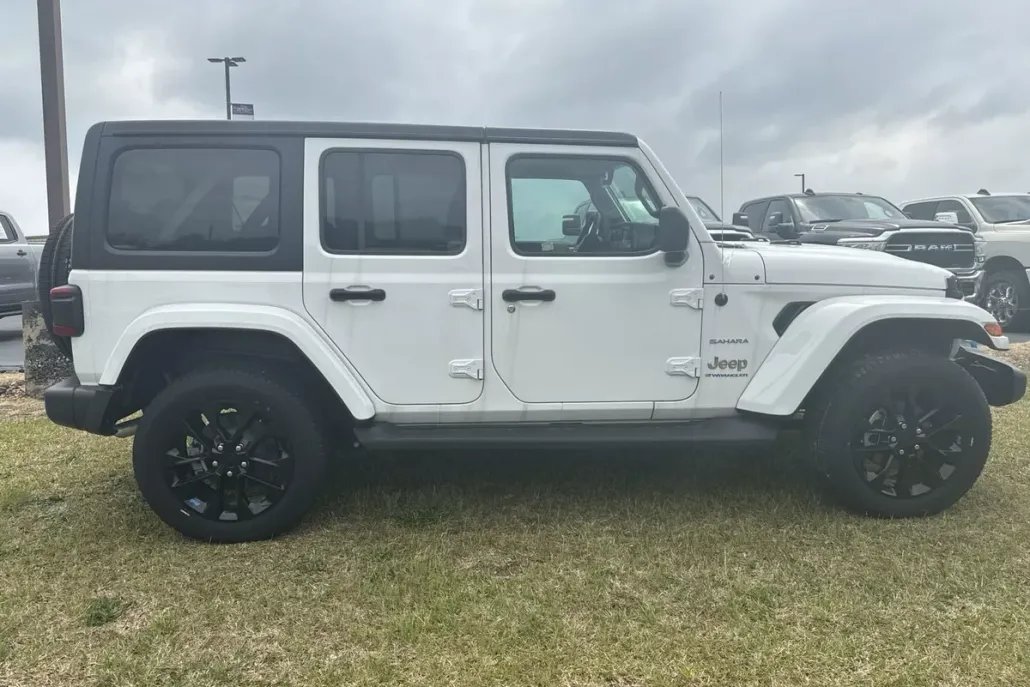 2023 Jeep Wrangler 4xe Sahara photo 1