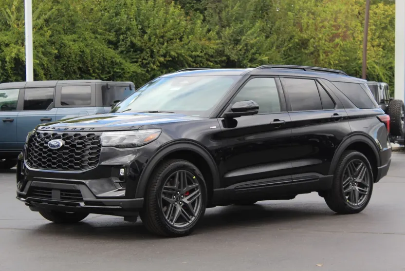 2025 Ford Explorer ST-Line photo 1
