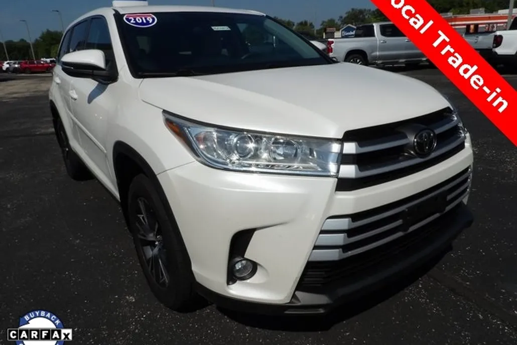 2019 Toyota Highlander LE photo 1