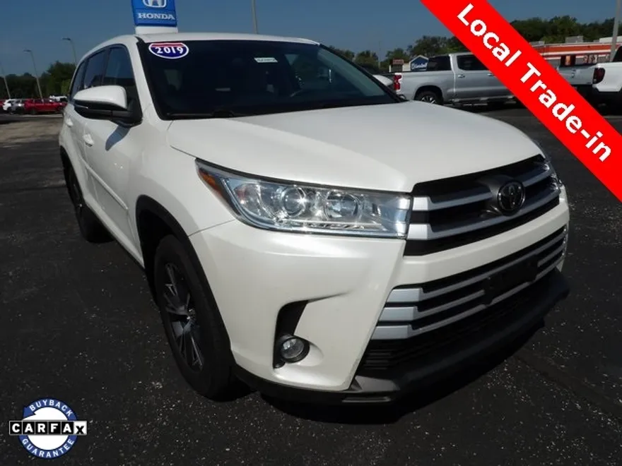 2019 Toyota Highlander LE photo 1