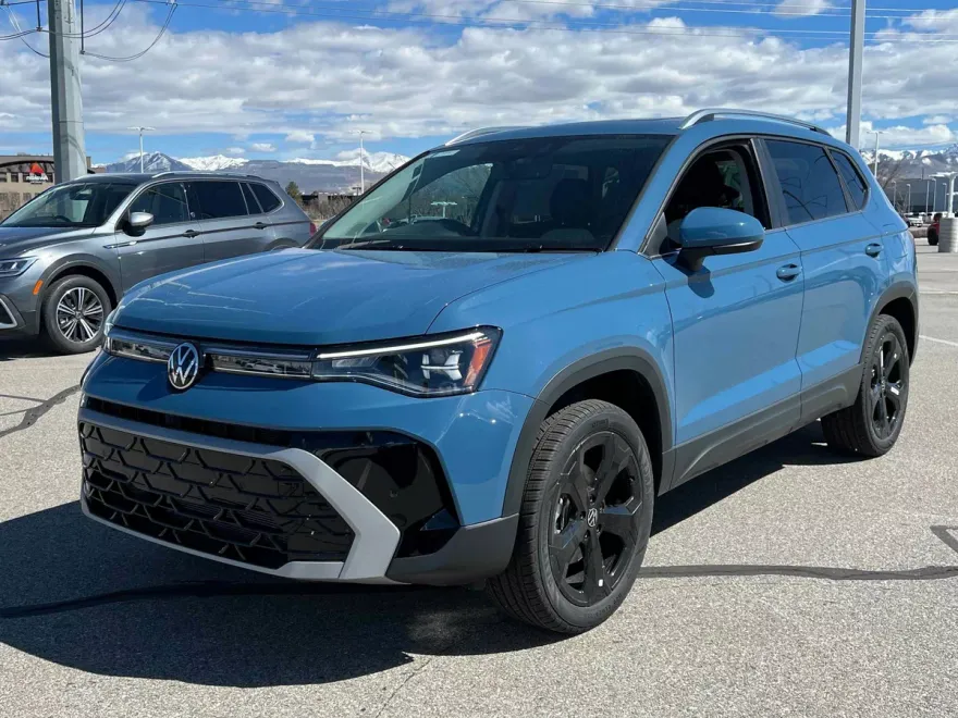 2025 Volkswagen Taos SEL photo 1