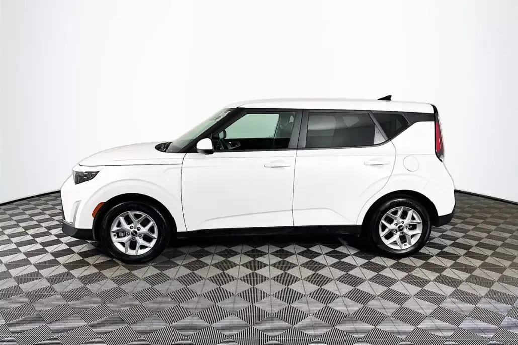 2023 Kia Soul LX photo 1