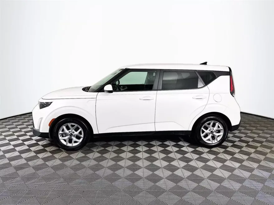 2023 Kia Soul LX photo 1
